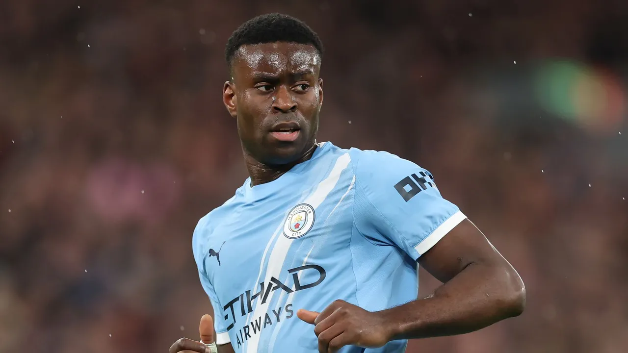 جديد وحيرة نجم مانشستر سيتي بعد استهجان جماهير ليفربول الصيف الماضي